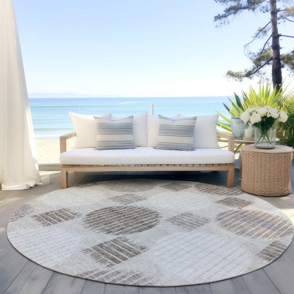 Homeroots 3' Stylish Beige Brown And Ivory Geometric Area Rug – Perfect For Indoor Or Outdoor Spaces! 8' Round Polyester 593560