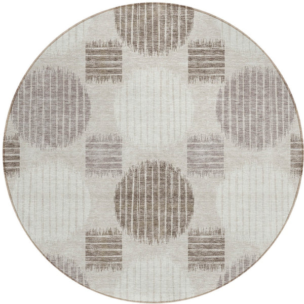 Homeroots 3' Stylish Beige Brown And Ivory Geometric Area Rug – Perfect For Indoor Or Outdoor Spaces! 8' Round Polyester 593560