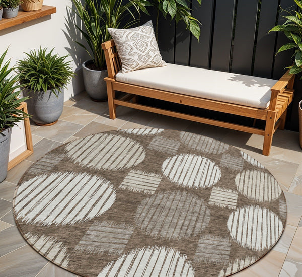 Homeroots 3' Stylish Beige Brown And Ivory Geometric Area Rug – Perfect For Indoor Or Outdoor Spaces! 8' Round Polyester 593572