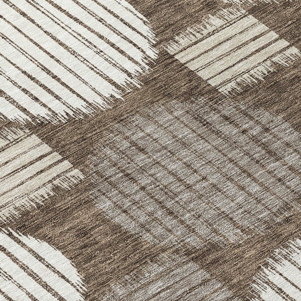 Homeroots 3' Stylish Beige Brown And Ivory Geometric Area Rug – Perfect For Indoor Or Outdoor Spaces! 8' Round Polyester 593572