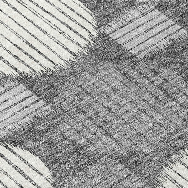 Homeroots 3' Stylish Beige Brown And Ivory Geometric Area Rug – Perfect For Indoor Or Outdoor Spaces! 8' Round Polyester 593578