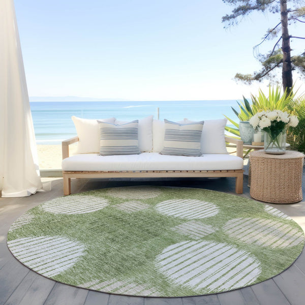 Homeroots 3' Stylish Beige Brown And Ivory Geometric Area Rug – Perfect For Indoor Or Outdoor Spaces! 8' Round Polyester 593584