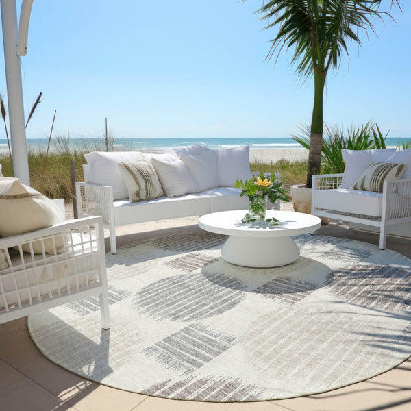 Homeroots 3' Stylish Beige Brown And Ivory Geometric Area Rug – Perfect For Indoor Or Outdoor Spaces! 8' Round Polyester 593602