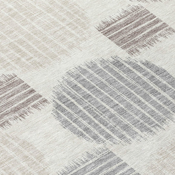 Homeroots 3' Stylish Beige Brown And Ivory Geometric Area Rug – Perfect For Indoor Or Outdoor Spaces! 8' Round Polyester 593602