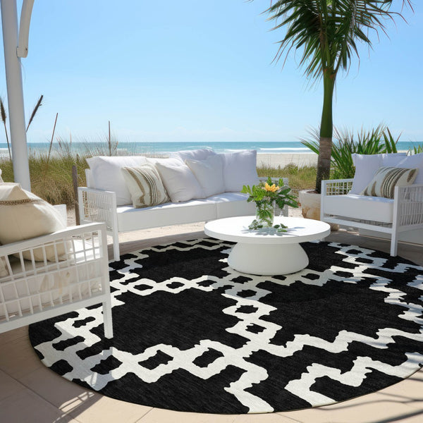 Homeroots 3' Artichoke Green And Ivory Geometric Washable Area Rug For Indoor And Outdoor Spaces, Durable Design 8' Round Polyester 593746
