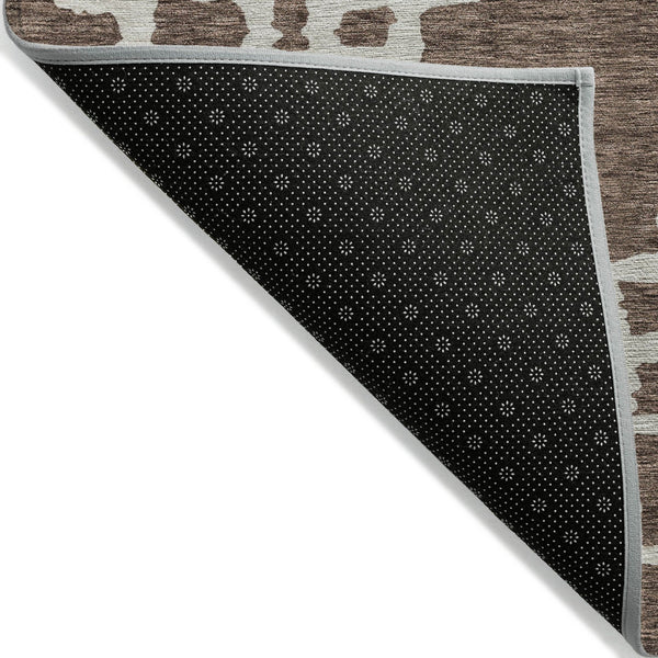 Homeroots 3' Artichoke Green And Ivory Geometric Washable Area Rug For Indoor And Outdoor Spaces, Durable Design 5' X 8' Polyester 593757