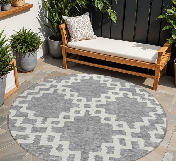 Homeroots 3' Artichoke Green And Ivory Geometric Washable Area Rug For Indoor And Outdoor Spaces, Durable Design 8' Round Polyester 593770