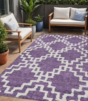 Homeroots 3' Artichoke Green And Ivory Geometric Washable Area Rug For Indoor And Outdoor Spaces, Durable Design 5' X 8' Polyester 593787