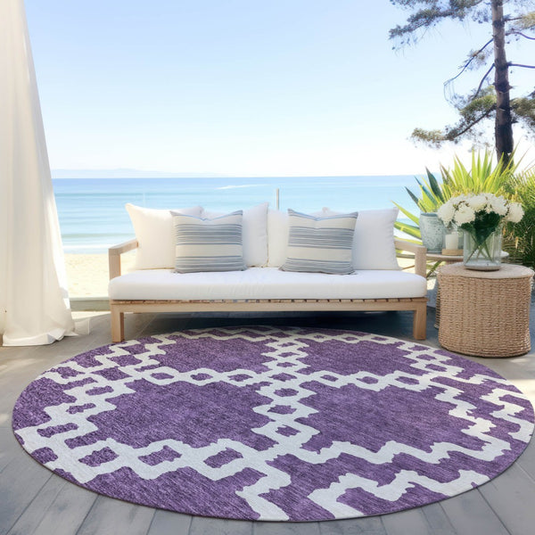 Homeroots 3' Artichoke Green And Ivory Geometric Washable Area Rug For Indoor And Outdoor Spaces, Durable Design 8' Round Polyester 593788