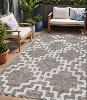 Homeroots 3' Artichoke Green And Ivory Geometric Washable Area Rug For Indoor And Outdoor Spaces, Durable Design 5' X 8' Polyester 593805