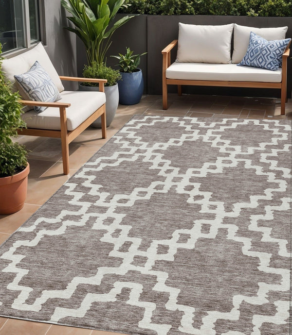 Homeroots 3' Artichoke Green And Ivory Geometric Washable Area Rug For Indoor And Outdoor Spaces, Durable Design 5' X 8' Polyester 593805