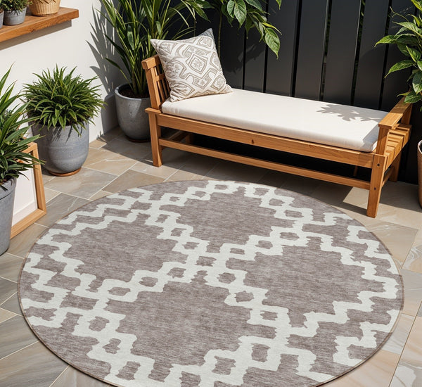Homeroots 3' Artichoke Green And Ivory Geometric Washable Area Rug For Indoor And Outdoor Spaces, Durable Design 8' Round Polyester 593806