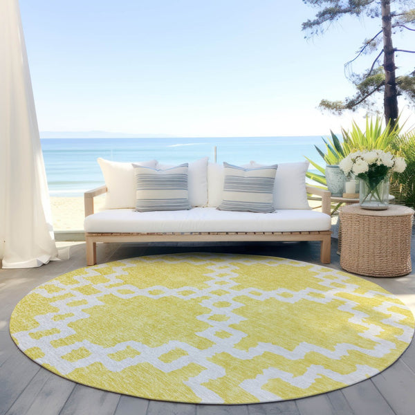 Homeroots 3' Artichoke Green And Ivory Geometric Washable Area Rug For Indoor And Outdoor Spaces, Durable Design 8' Round Polyester 593812