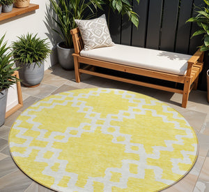Homeroots 3' Artichoke Green And Ivory Geometric Washable Area Rug For Indoor And Outdoor Spaces, Durable Design 8' Round Polyester 593812