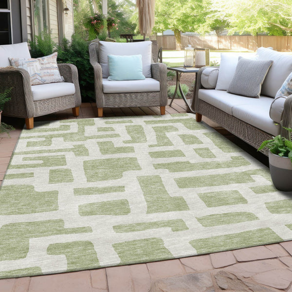 Homeroots 3' Artichoke Green Abstract Area Rug - Stylish, Washable Indoor-outdoor Design For All Spaces 5' X 8' Polyester 593817