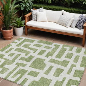 Homeroots 3' Artichoke Green Abstract Area Rug - Stylish, Washable Indoor-outdoor Design For All Spaces 8' X 10' Polyester 593843