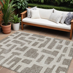 Homeroots 3' Artichoke Green Abstract Area Rug - Stylish, Washable Indoor-outdoor Design For All Spaces 10' X 14' Polyester 593907