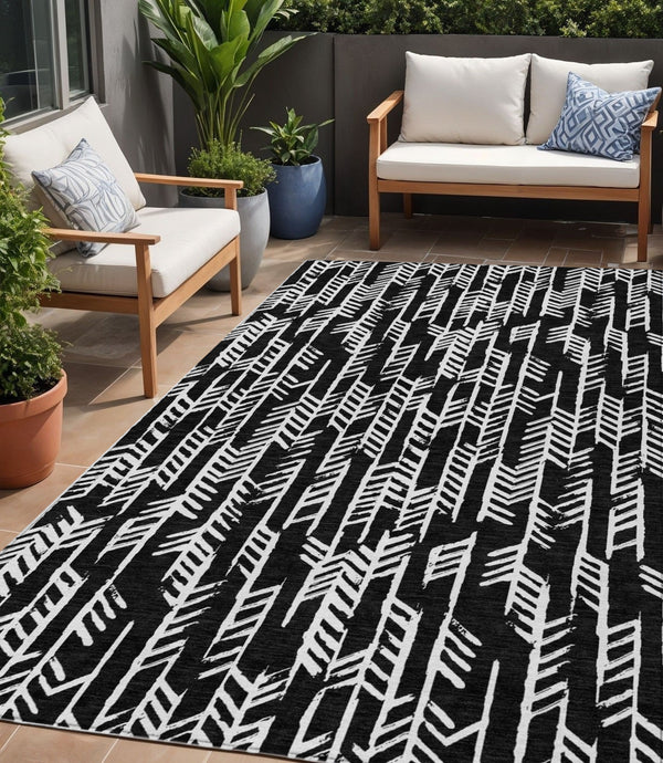 Homeroots 3' Beige And Ivory Tribal Washable Indoor Outdoor Area Rug - Durable, Stylish, Perfect For Any Space 5' X 8' Polyester 594077