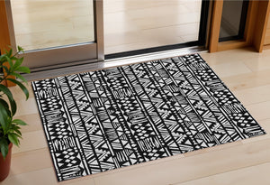 Homeroots 3' Black And Ivory Southwestern Washable Area Rug - Stylish Indoor/Outdoor Design For Any Space 3' X 5' Polyester 594148