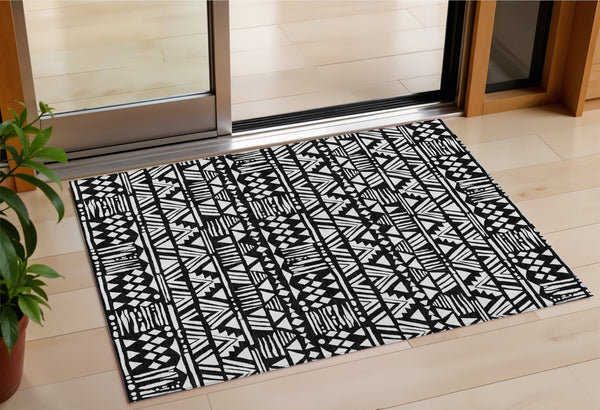 Homeroots 3' Black And Ivory Southwestern Washable Area Rug - Stylish Indoor/Outdoor Design For Any Space 3' X 5' Polyester 594148