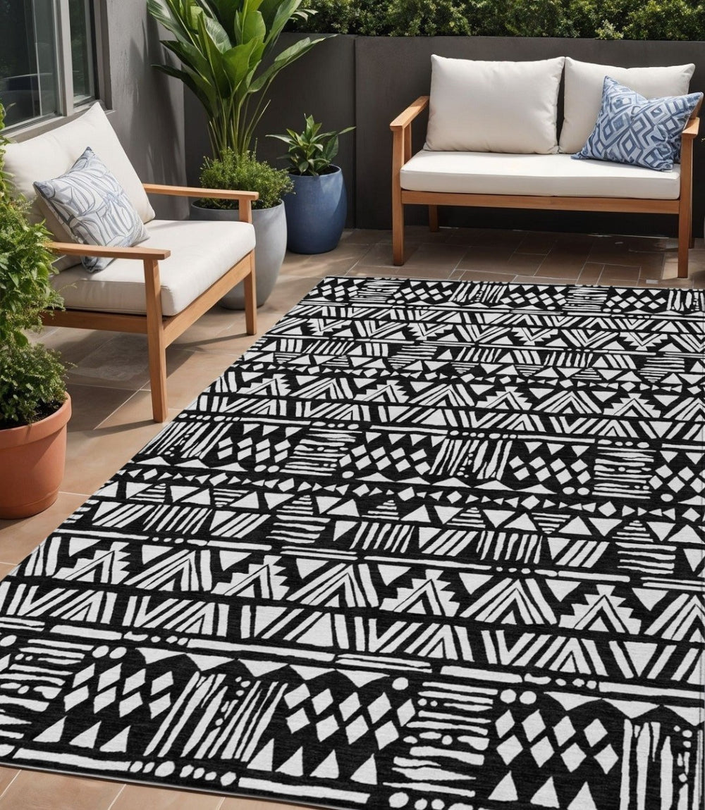 HomeRoots 5' Black and Ivory Southwestern Area Rug – Stylish, Washable Design for Indoor and Outdoor Spaces 5' X 8' 594149