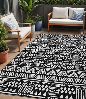 Homeroots 3' Black And Ivory Southwestern Washable Area Rug - Stylish Indoor/Outdoor Design For Any Space 5' X 8' Polyester 594149
