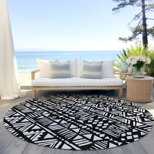 Homeroots 3' Black And Ivory Southwestern Washable Area Rug - Stylish Indoor/Outdoor Design For Any Space 8' Round Polyester 594150