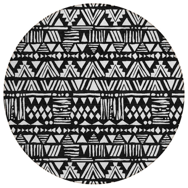 HomeRoots 5' Black and Ivory Southwestern Area Rug – Stylish, Washable Design for Indoor and Outdoor Spaces 8' Round 594150