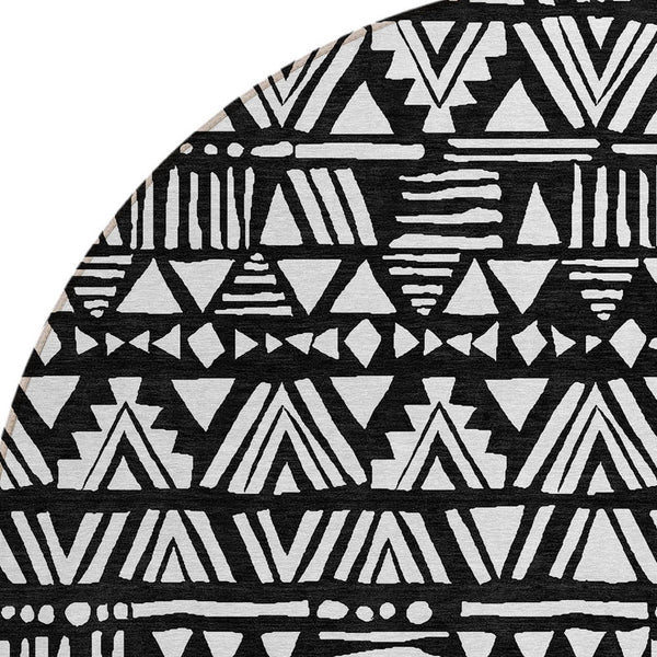 Homeroots 3' Black And Ivory Southwestern Washable Area Rug - Stylish Indoor/Outdoor Design For Any Space 8' Round Polyester 594150