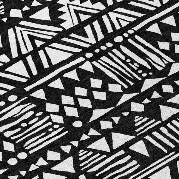 Homeroots 3' Black And Ivory Southwestern Washable Area Rug - Stylish Indoor/Outdoor Design For Any Space 8' Round Polyester 594150