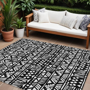 Homeroots 3' Black And Ivory Southwestern Washable Area Rug - Stylish Indoor/Outdoor Design For Any Space 9' X 12' Polyester 594152