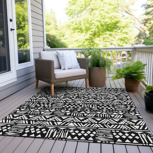 Homeroots 3' Black And Ivory Southwestern Washable Area Rug - Stylish Indoor/Outdoor Design For Any Space 9' X 12' Polyester 594152