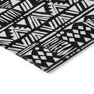 Homeroots 3' Black And Ivory Southwestern Washable Area Rug - Stylish Indoor/Outdoor Design For Any Space 9' X 12' Polyester 594152