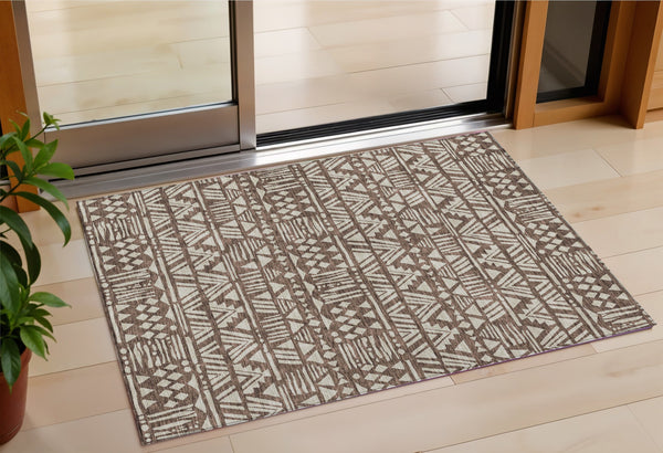 Homeroots 3' Black And Ivory Southwestern Washable Area Rug - Stylish Indoor/Outdoor Design For Any Space 3' X 5' Polyester 594154