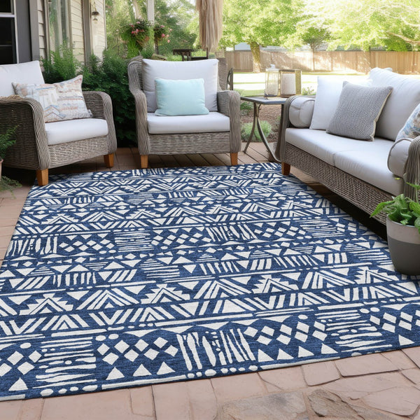 Homeroots 3' Black And Ivory Southwestern Washable Area Rug - Stylish Indoor/Outdoor Design For Any Space 8' X 10' Polyester 594181