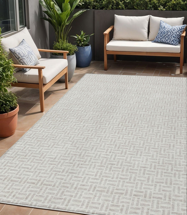 Homeroots 3' Stylish Artichoke Green And Gray Geometric Washable Rug For Indoor And Outdoor Spaces 5' X 8' Polyester 594516