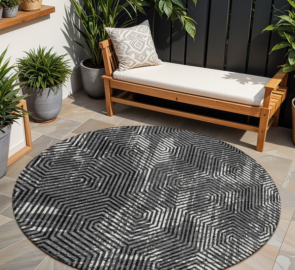 Homeroots 3' Black And Ivory Geometric Washable Area Rug - Perfect For Indoor Outdoor Spaces, Durable Design 8' Round Polyester 594523