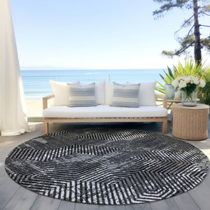Homeroots 3' Black And Ivory Geometric Washable Area Rug - Perfect For Indoor Outdoor Spaces, Durable Design 8' Round Polyester 594523