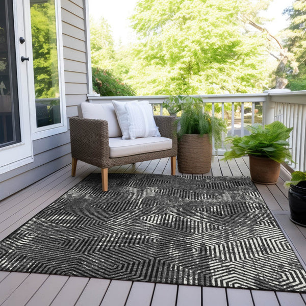 Homeroots 3' Black And Ivory Geometric Washable Area Rug - Perfect For Indoor Outdoor Spaces, Durable Design 10' X 14' Polyester 594526