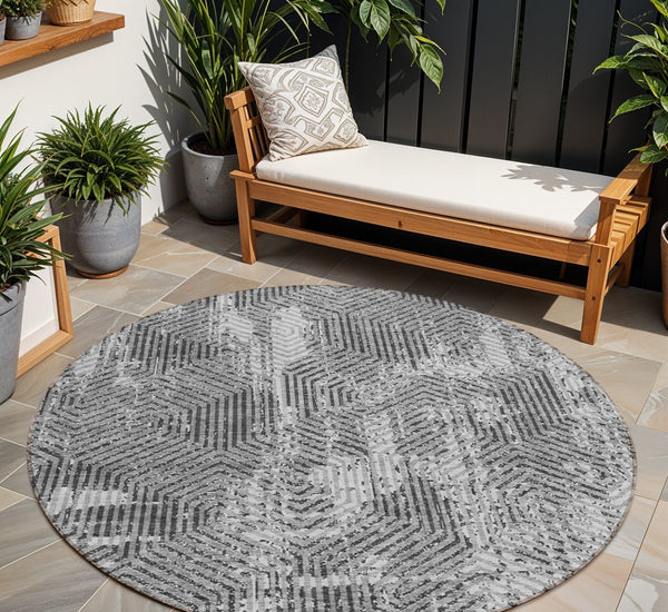 Homeroots 3' Black And Ivory Geometric Washable Area Rug - Perfect For Indoor Outdoor Spaces, Durable Design 8' Round Polyester 594553