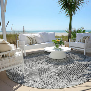 Homeroots 3' Black And Ivory Geometric Washable Area Rug - Perfect For Indoor Outdoor Spaces, Durable Design 8' Round Polyester 594553