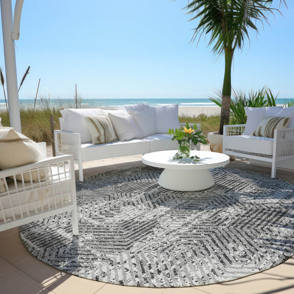 Homeroots 3' Black And Ivory Geometric Washable Area Rug - Perfect For Indoor Outdoor Spaces, Durable Design 8' Round Polyester 594553