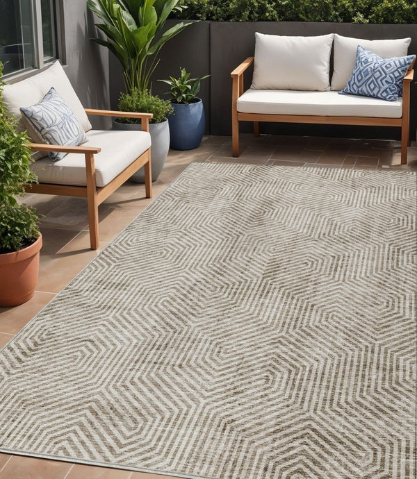 Homeroots 3' Black And Ivory Geometric Washable Area Rug - Perfect For Indoor Outdoor Spaces, Durable Design 5' X 8' Polyester 594594