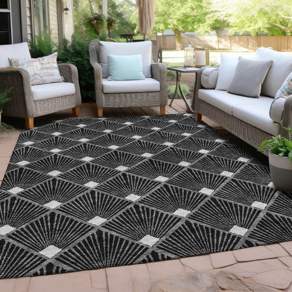 Homeroots 3' Beige And Ivory Geometric Washable Area Rug For Indoor And Outdoor Spaces - Durable Design 5' X 8' Polyester 594684