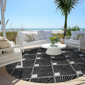 HomeRoots 5' Versatile Geometric Area Rug in Black, Gray & Ivory – Durable, Washable for Indoor/Outdoor Use 8' Round 594685
