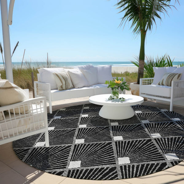 HomeRoots 5' Versatile Geometric Area Rug in Black, Gray & Ivory – Durable, Washable for Indoor/Outdoor Use 8' Round 594685