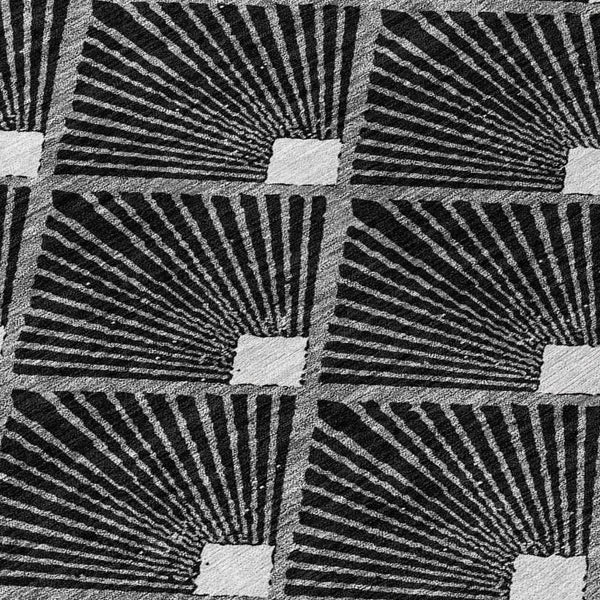 HomeRoots 5' Versatile Geometric Area Rug in Black, Gray & Ivory – Durable, Washable for Indoor/Outdoor Use 8' Round 594685