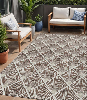 Homeroots 3' Beige And Ivory Geometric Washable Area Rug For Indoor And Outdoor Spaces - Durable Design 5' X 8' Polyester 594690