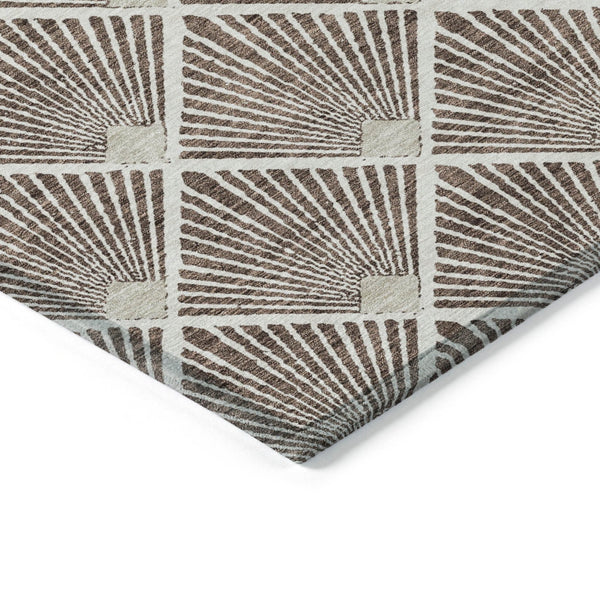 Homeroots 3' Beige And Ivory Geometric Washable Area Rug For Indoor And Outdoor Spaces - Durable Design 5' X 8' Polyester 594690