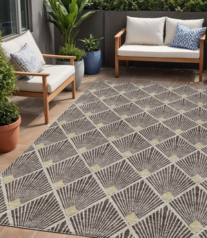 Homeroots 3' Beige And Ivory Geometric Washable Area Rug For Indoor And Outdoor Spaces - Durable Design 5' X 8' Polyester 594696